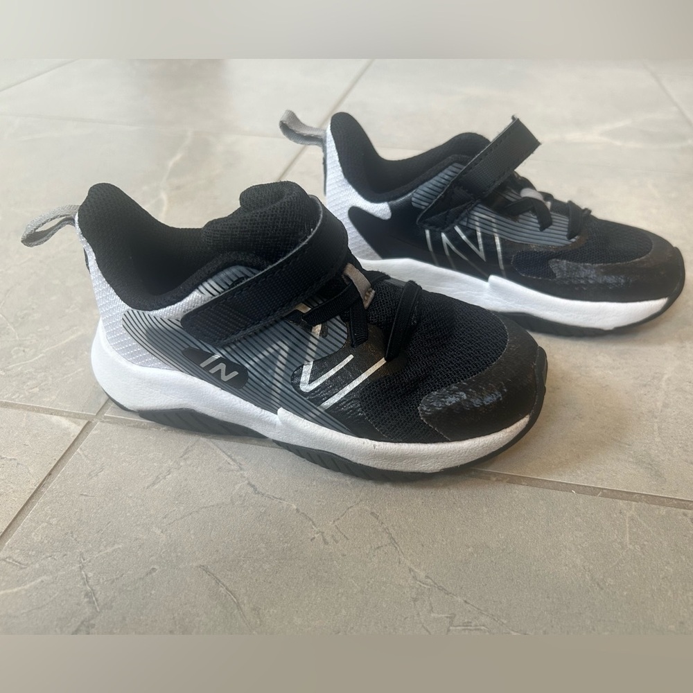 EUC New Balance Kids' Rave Run V2 Hook and Loop Running Shoe - Picture 1 of 8